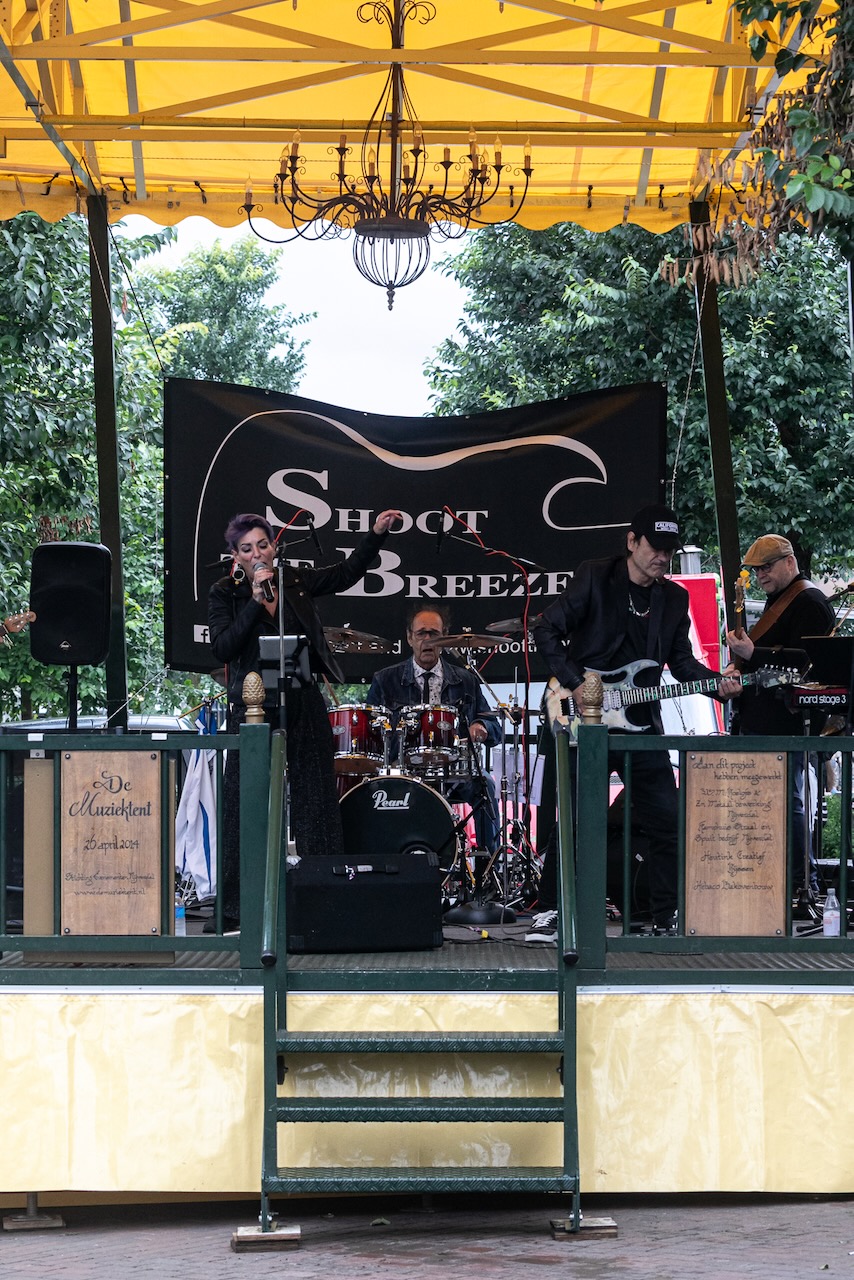 Shoot the Breeze live op het podium