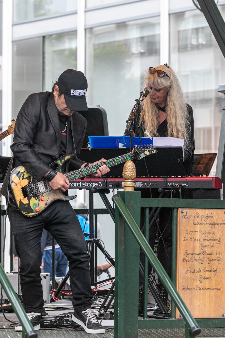 Shoot the Breeze live op het podium