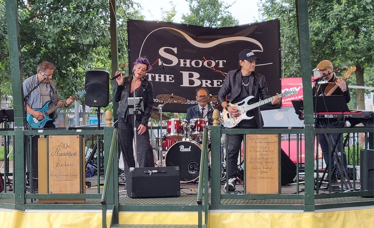 Shoot the Breeze live op het podium