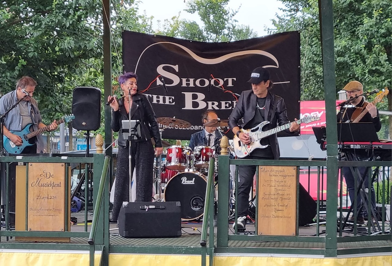 Shoot the Breeze live op het podium