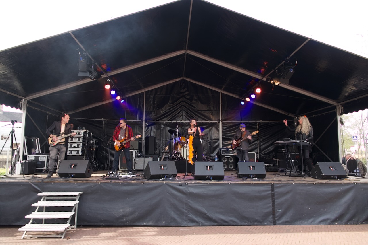 Shoot the Breeze live op het podium