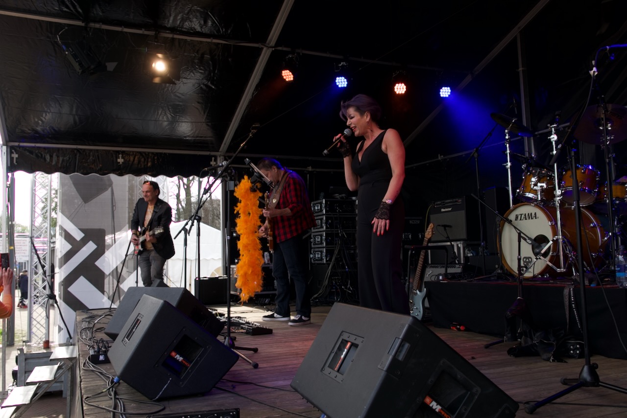 Shoot the Breeze live op het podium