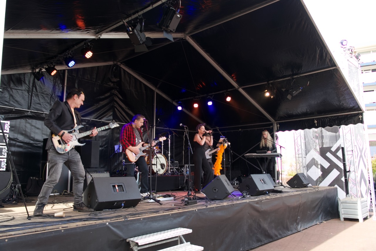 Shoot the Breeze live op het podium