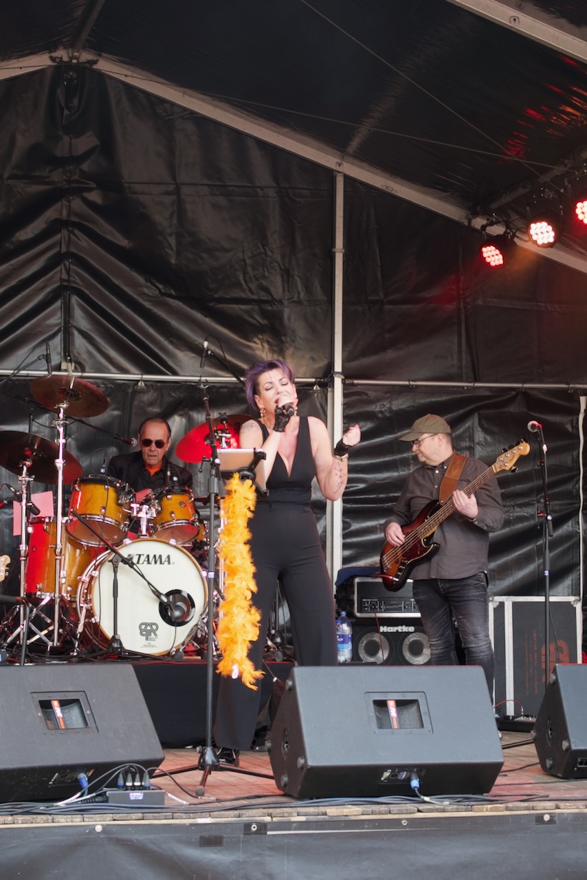 Shoot the Breeze live op het podium