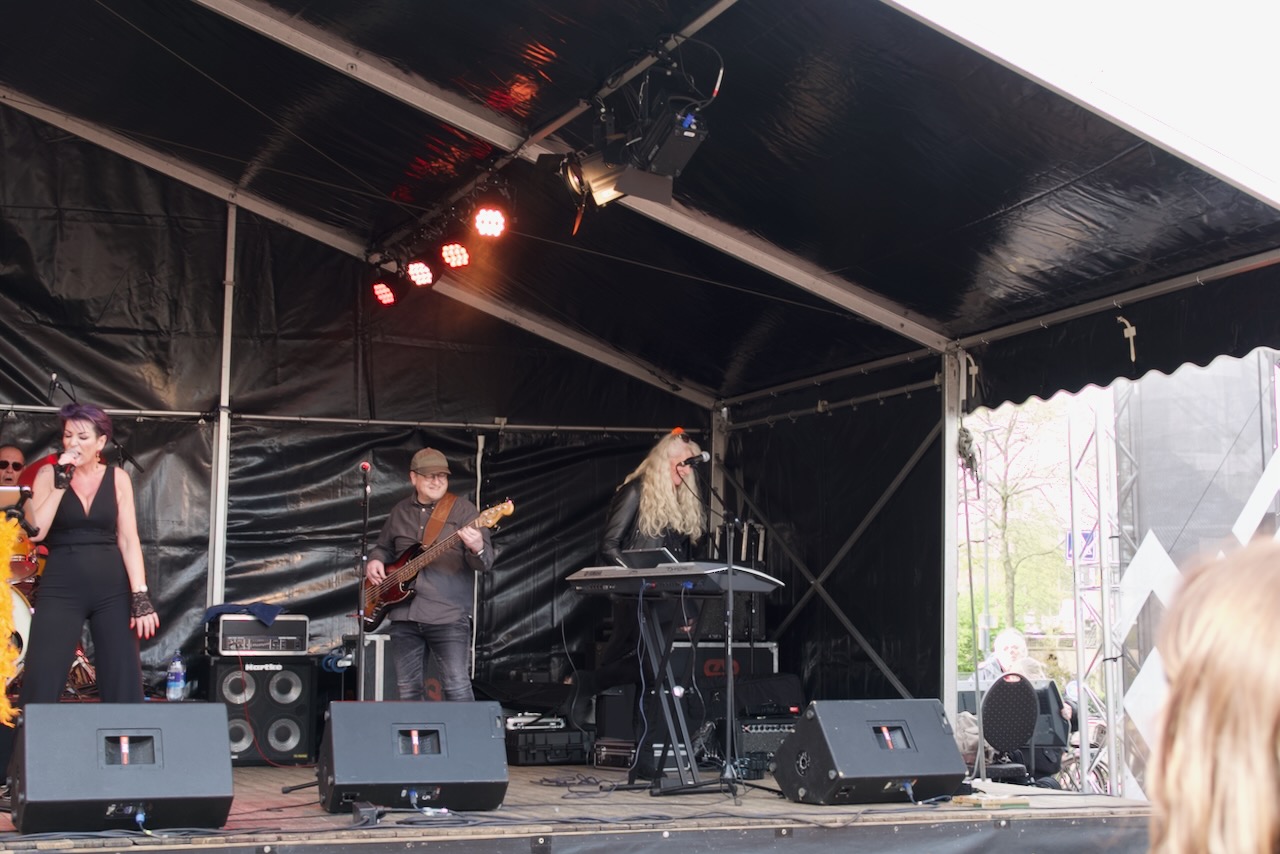 Shoot the Breeze live op het podium