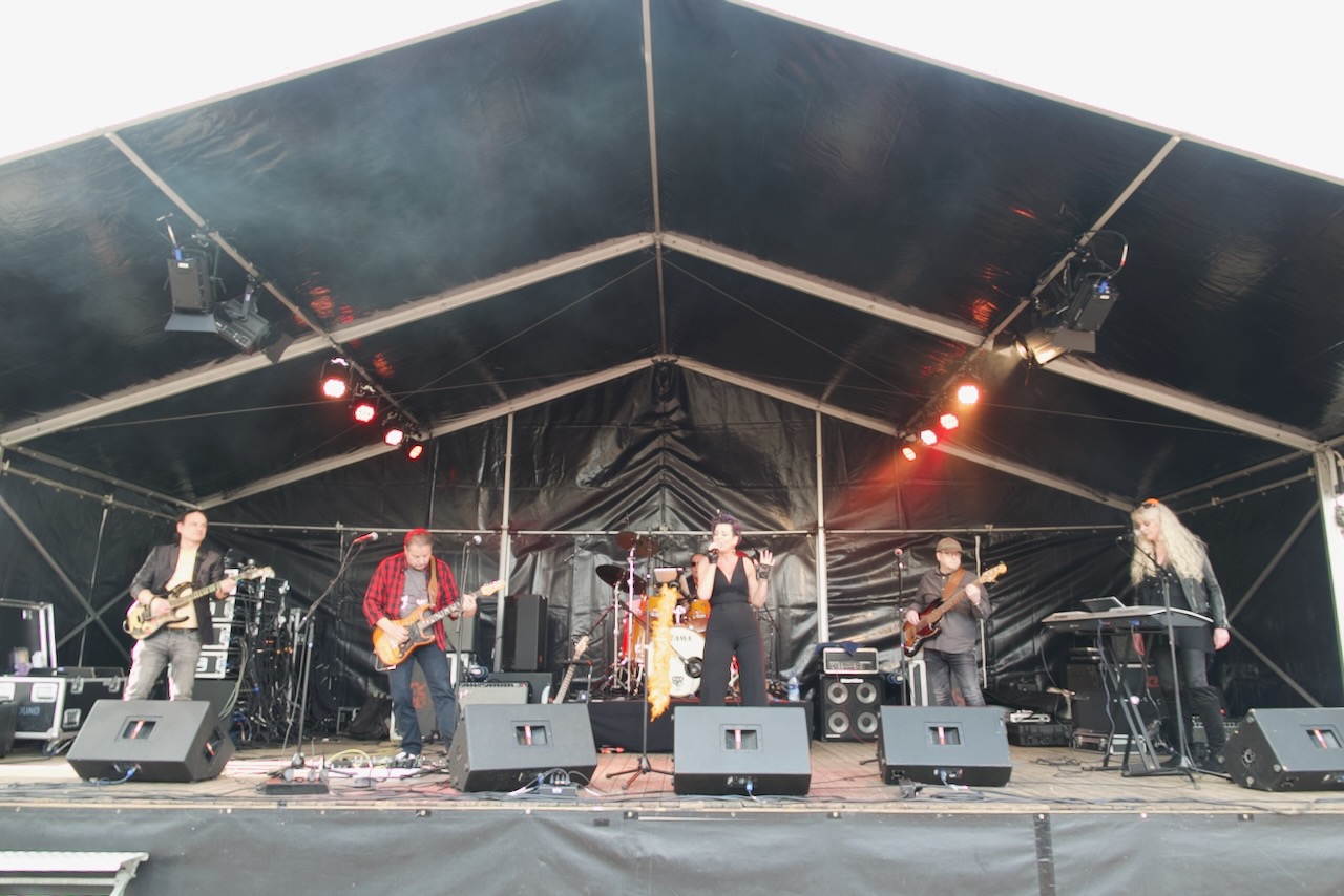 Shoot the Breeze live op het podium