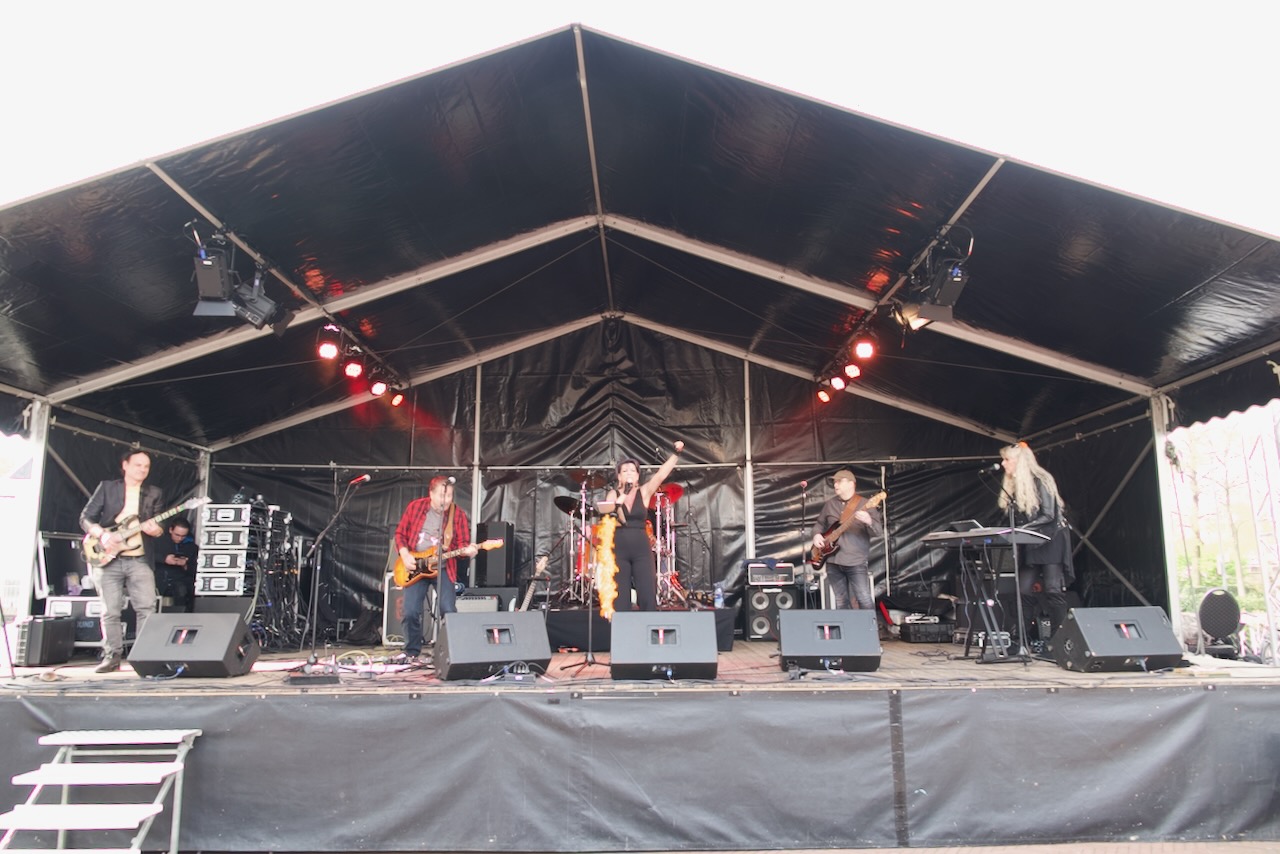 Shoot the Breeze live op het podium