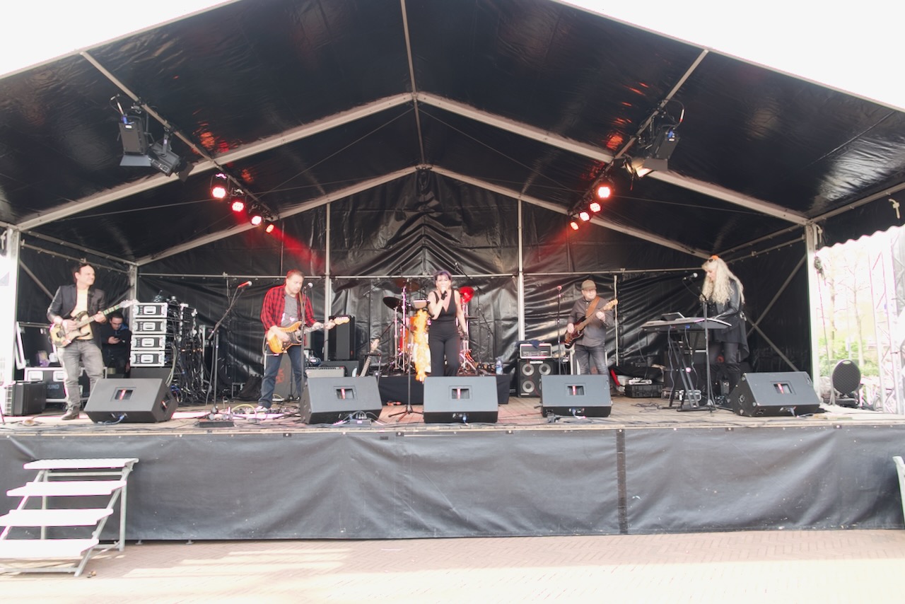 Shoot the Breeze live op het podium