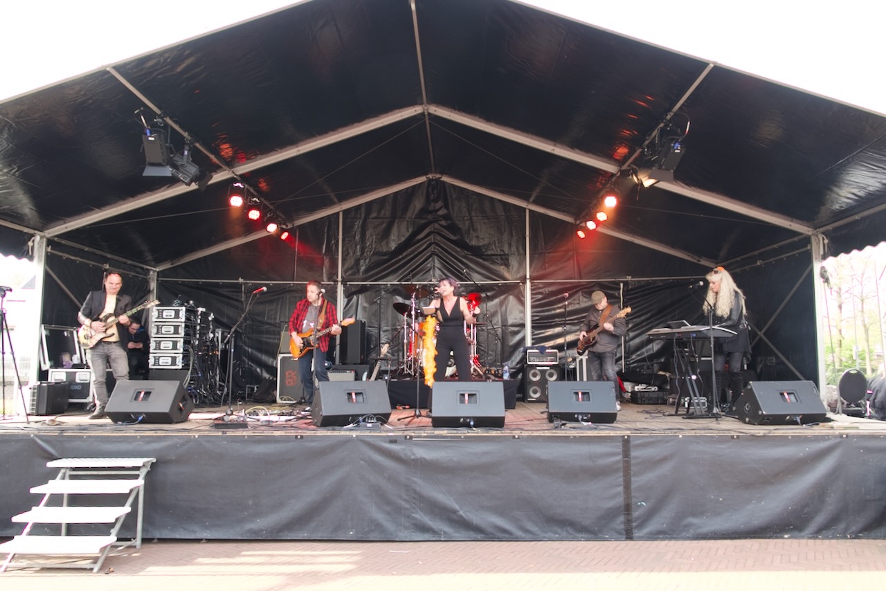 Shoot the Breeze live op het podium