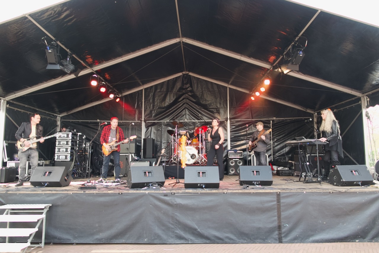 Shoot the Breeze live op het podium