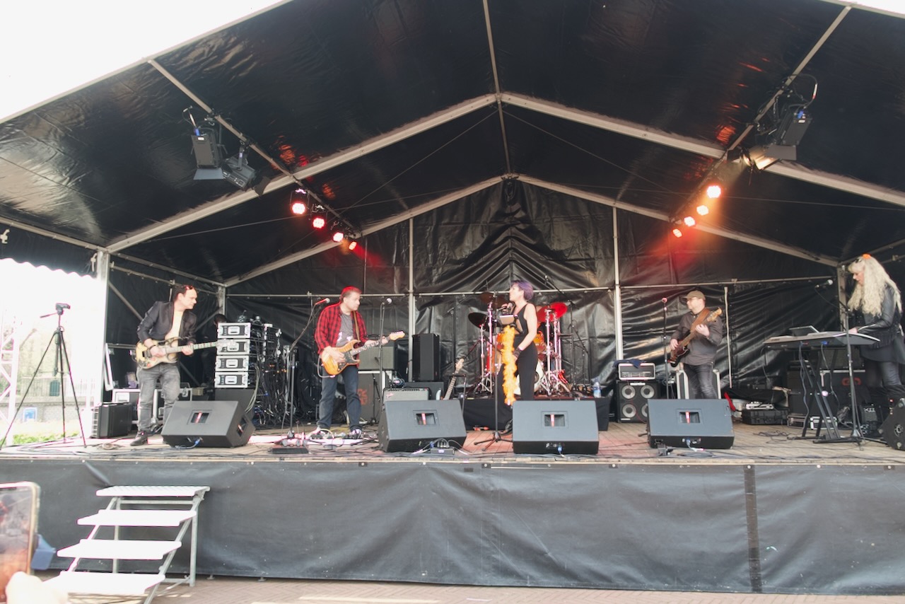 Shoot the Breeze live op het podium