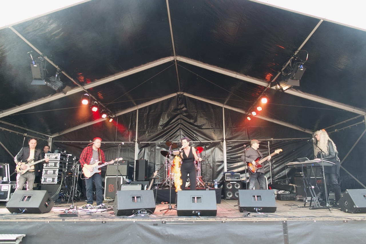 Shoot the Breeze live op het podium