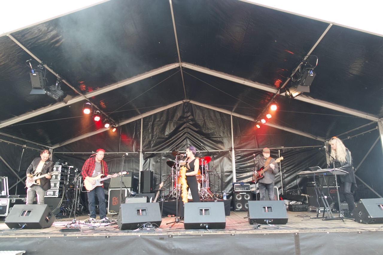 Shoot the Breeze live op het podium