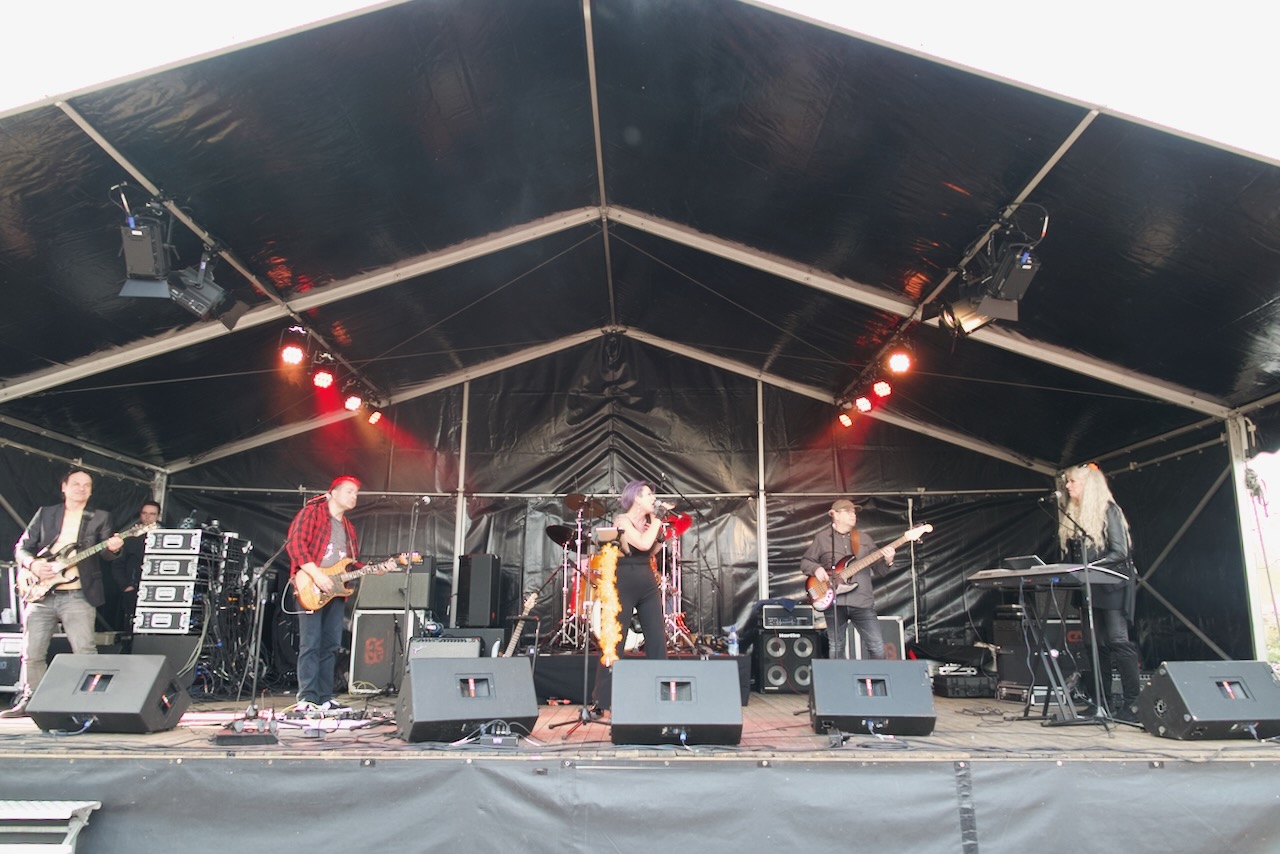 Shoot the Breeze live op het podium