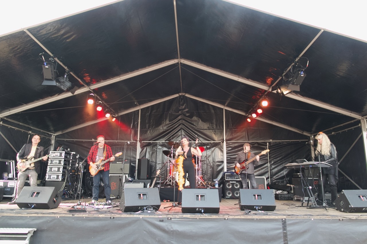 Shoot the Breeze live op het podium