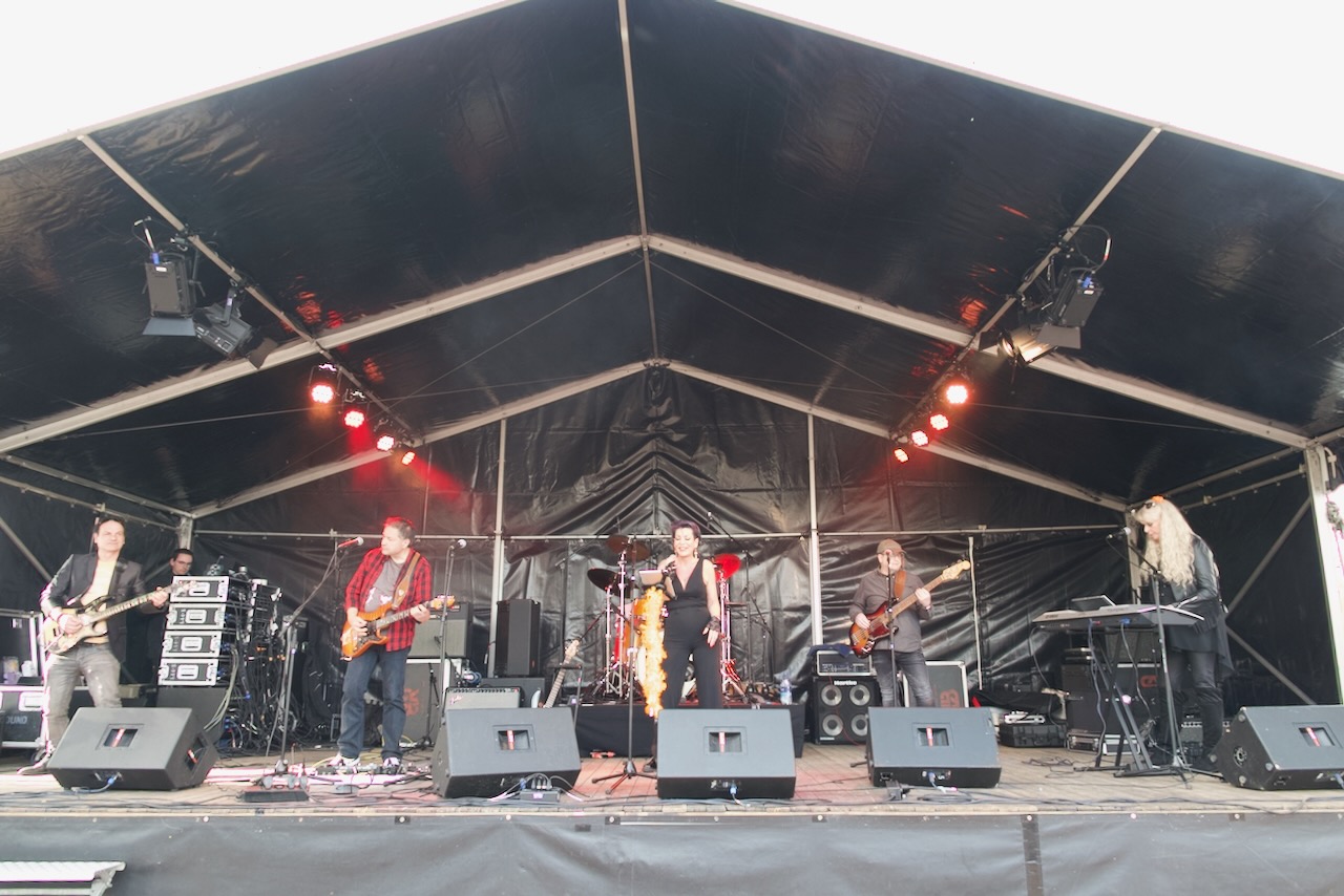 Shoot the Breeze live op het podium