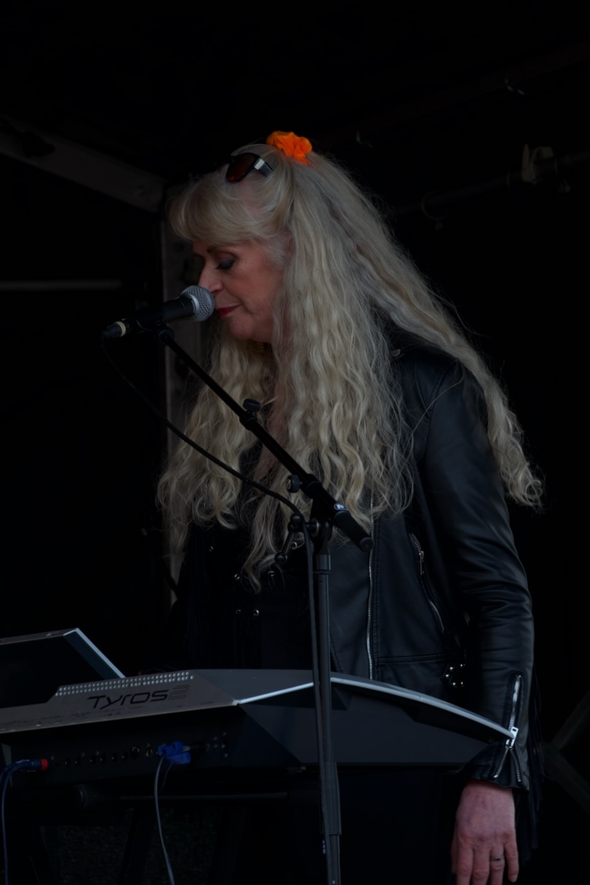 Shoot the Breeze live op het podium