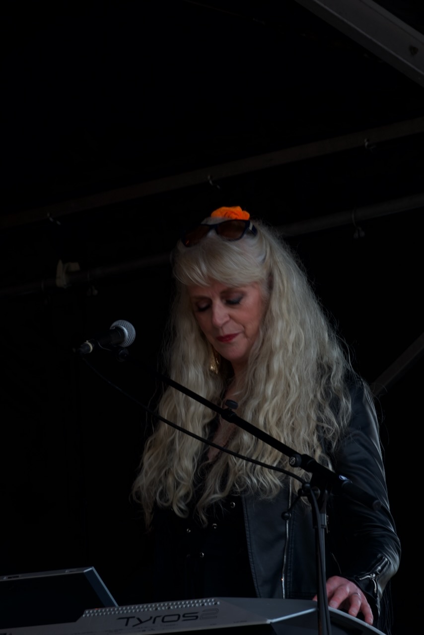 Shoot the Breeze live op het podium