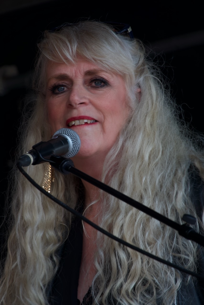 Shoot the Breeze live op het podium