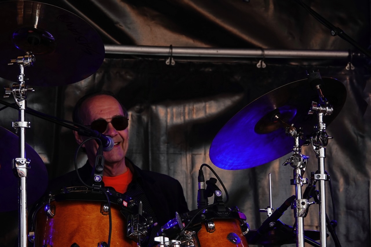 Shoot the Breeze live op het podium