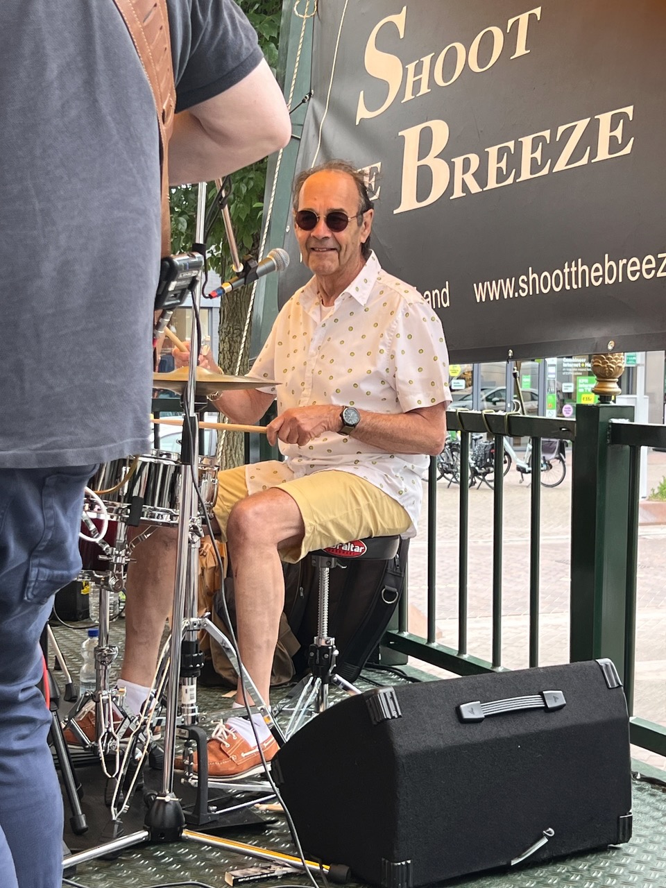 Shoot the Breeze live op het podium